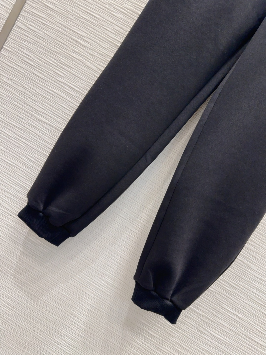 🛍️Miu Mi*👑 2025FW新款休闲套装 上身显瘦又提升时髦度，复古优雅气质单品。衣橱必备！做工品