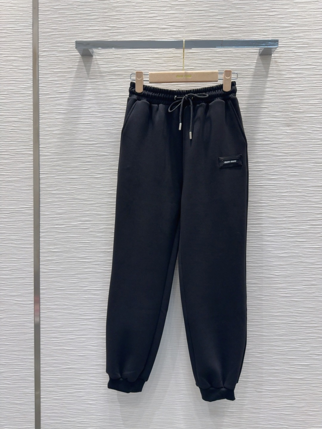 🛍️Miu Mi*👑 2025FW新款休闲套装 上身显瘦又提升时髦度，复古优雅气质单品。衣橱必备！做工品