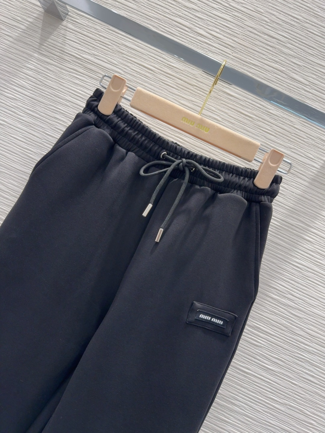 🛍️Miu Mi*👑 2025FW新款休闲套装 上身显瘦又提升时髦度，复古优雅气质单品。衣橱必备！做工品