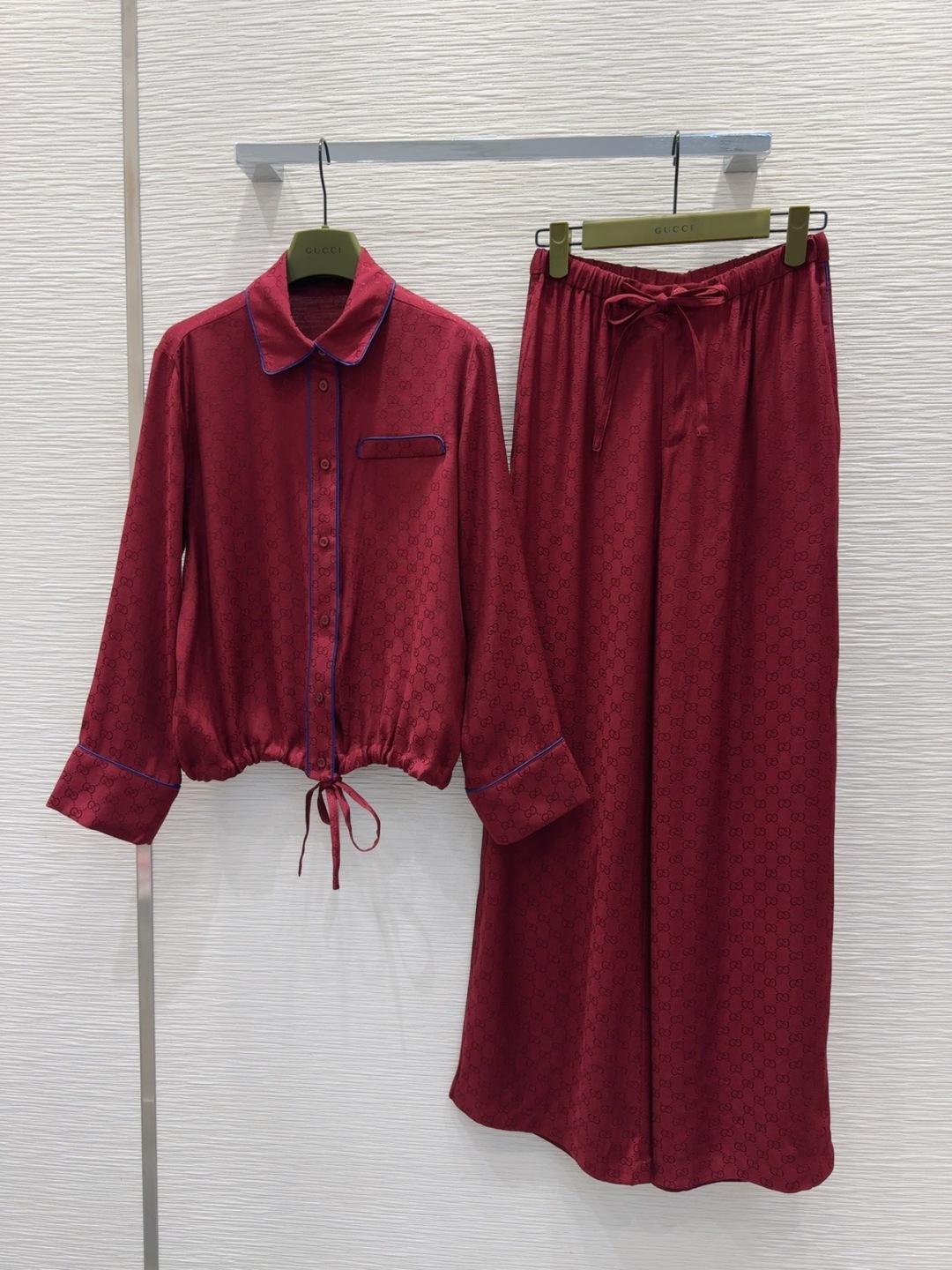 Ensemble de Pyjama Gucci en Soie Tissée Jacquard Rouge Brique, Collection 2025