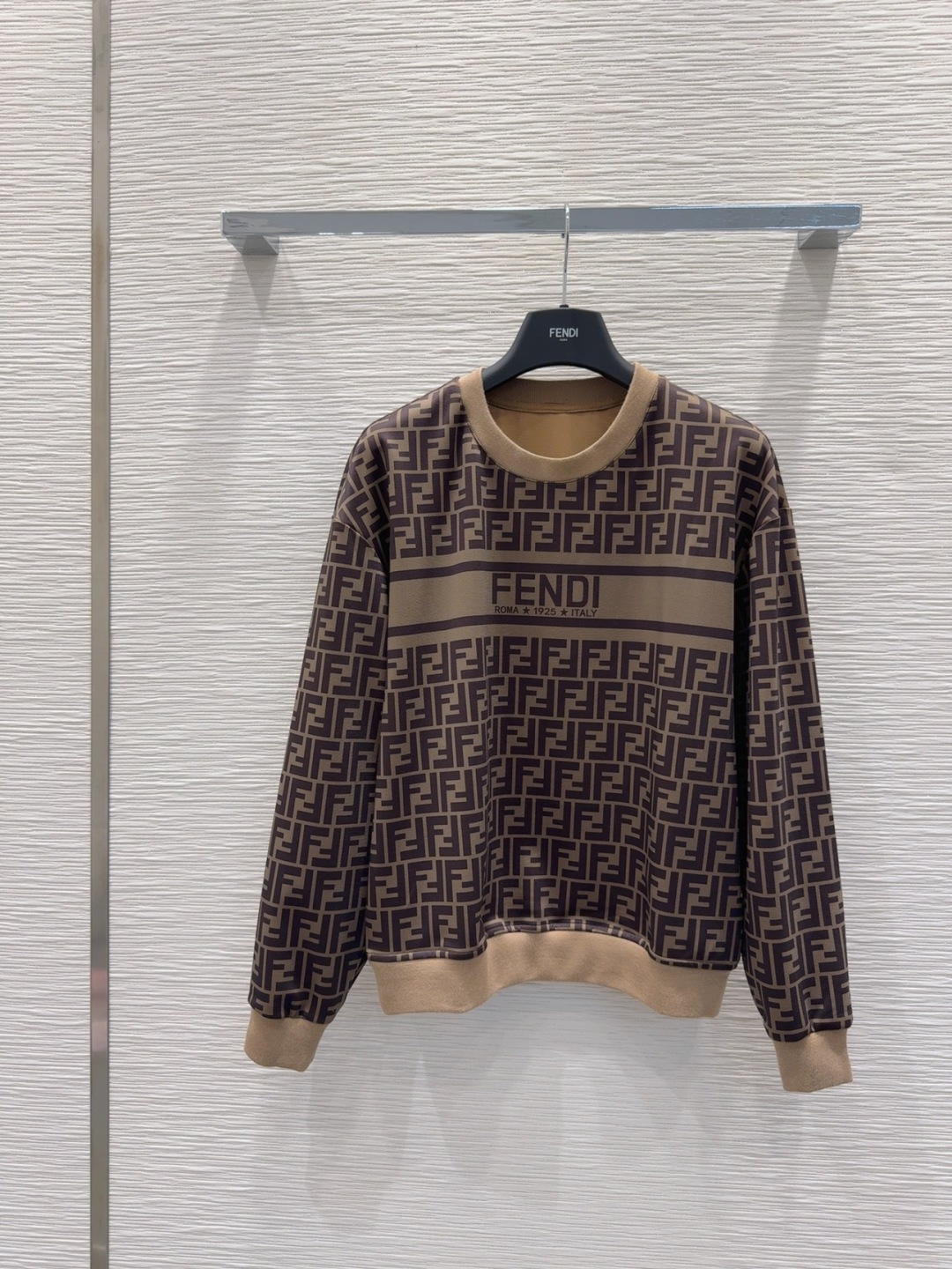 🛍️Fend*👑 2025FW新款套装 上身显瘦又提升时髦度，优雅气质，衣橱必备！做工品质看细节。现货 