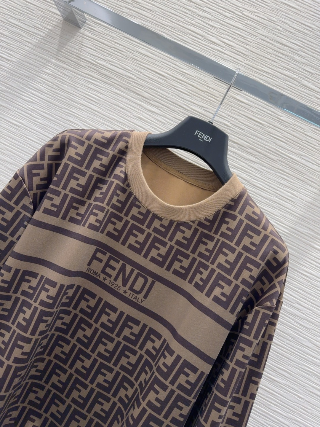 🛍️Fend*👑 2025FW新款套装 上身显瘦又提升时髦度，优雅气质，衣橱必备！做工品质看细节。现货 