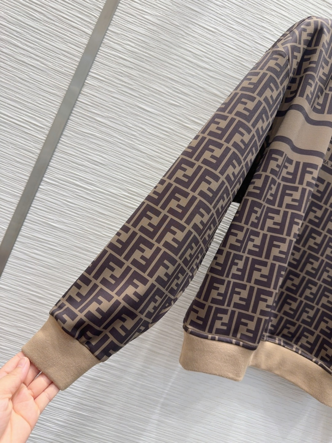 🛍️Fend*👑 2025FW新款套装 上身显瘦又提升时髦度，优雅气质，衣橱必备！做工品质看细节。现货 