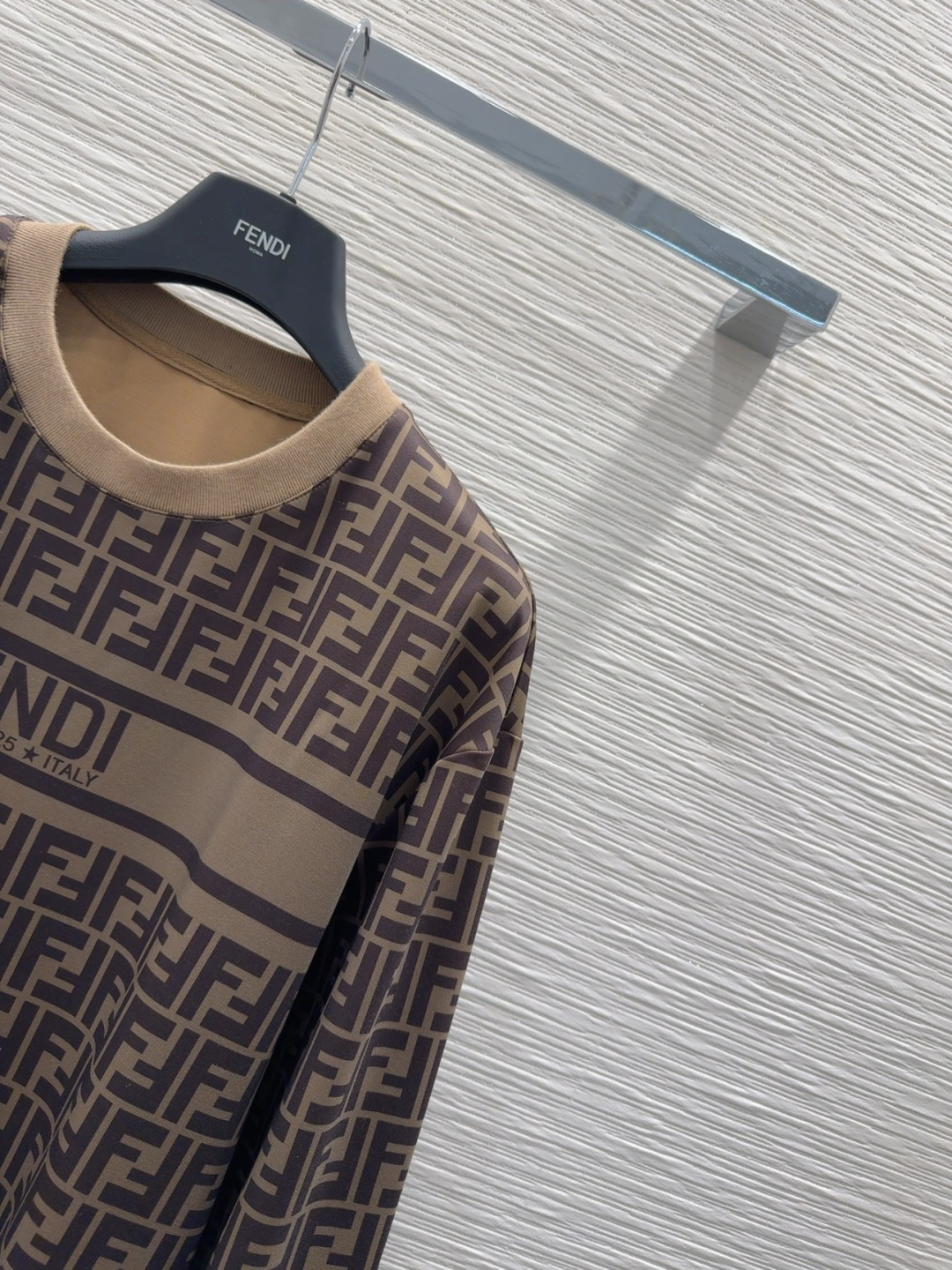 🛍️Fend*👑 2025FW新款套装 上身显瘦又提升时髦度，优雅气质，衣橱必备！做工品质看细节。现货 