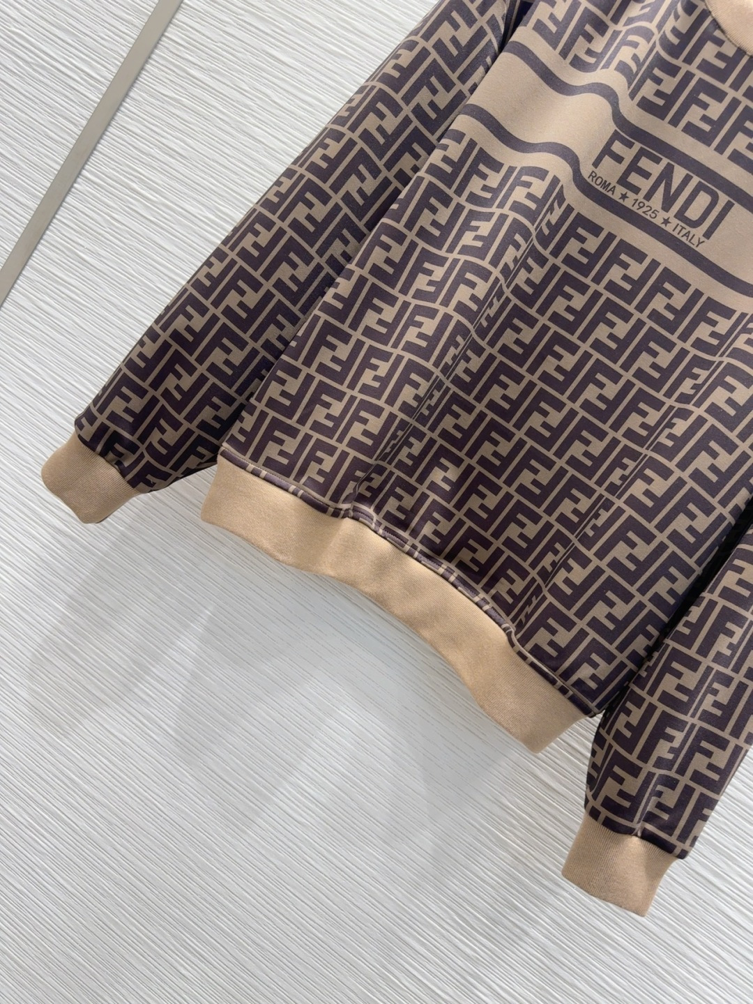 🛍️Fend*👑 2025FW新款套装 上身显瘦又提升时髦度，优雅气质，衣橱必备！做工品质看细节。现货 