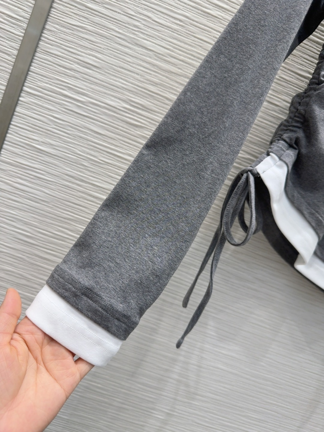 🛍️Miu Mi*👑2025FW新款 不规则假两件撞色侧边抽绳设计上衣 ➕长半裙套装 收腰版型身上超级好