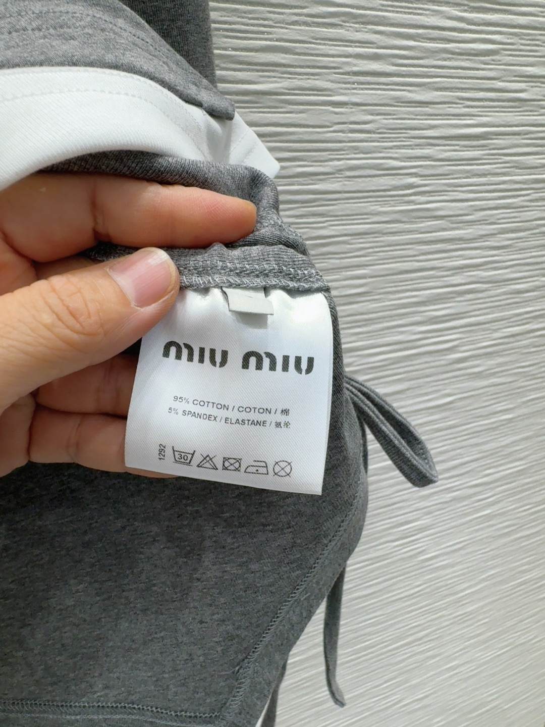 🛍️Miu Mi*👑2025FW新款 不规则假两件撞色侧边抽绳设计上衣 ➕长半裙套装 收腰版型身上超级好