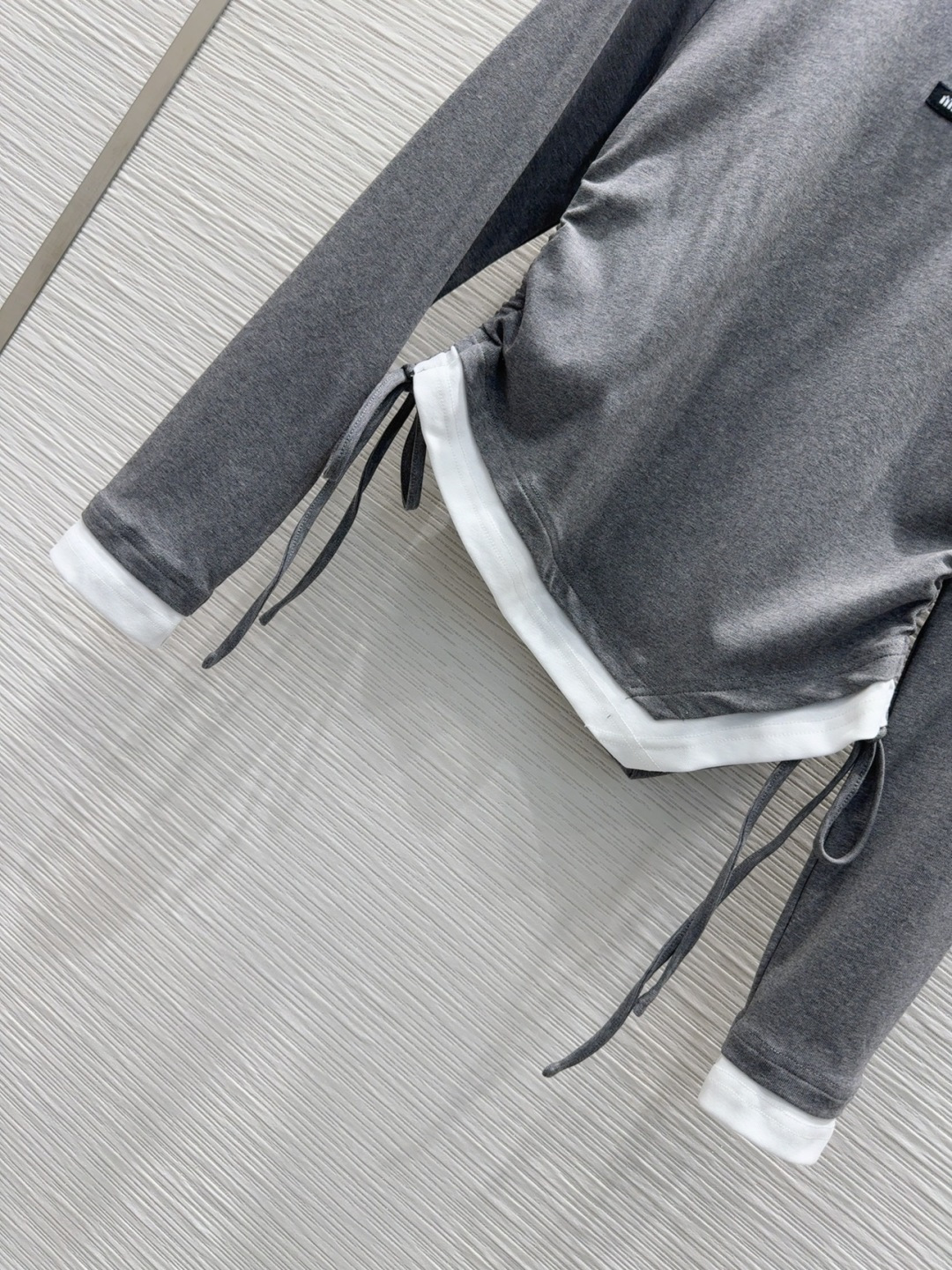 🛍️Miu Mi*👑2025FW新款 不规则假两件撞色侧边抽绳设计上衣 ➕长半裙套装 收腰版型身上超级好