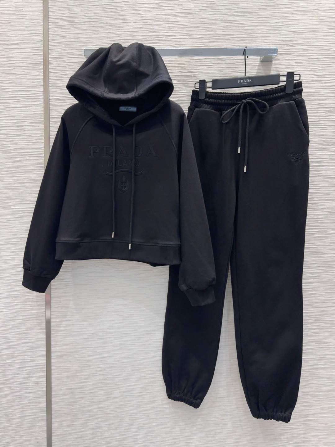 Ensemble de survêtement Prada Noir avec Capuche et Logo Discret