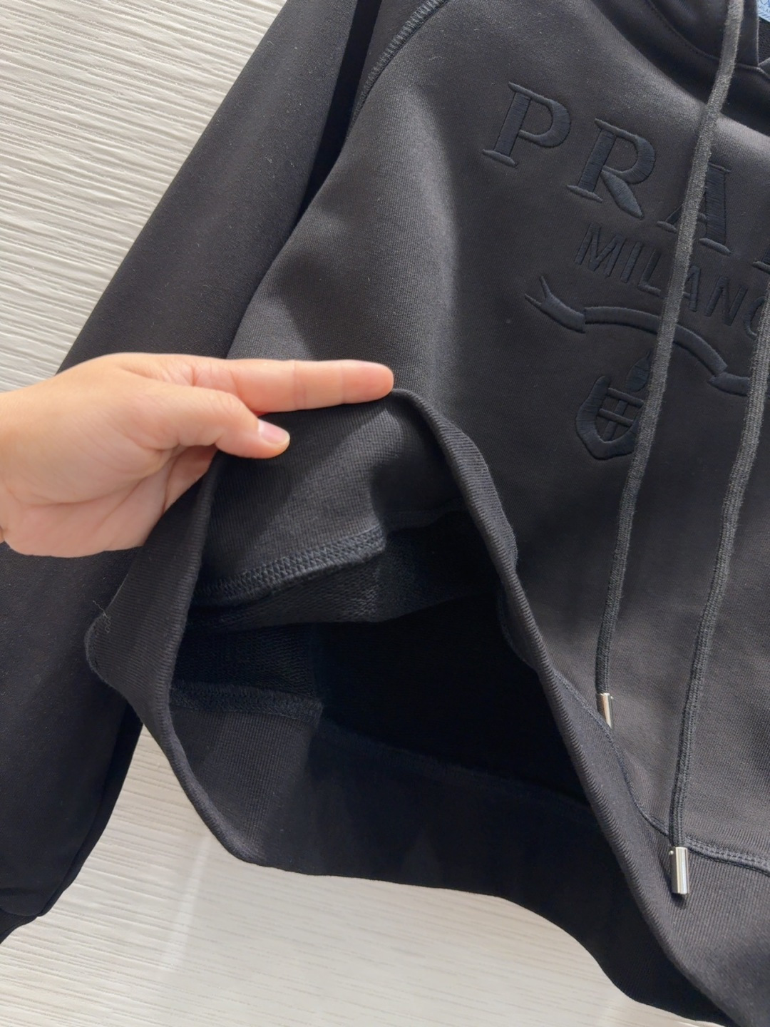 🛍️Prad*👑 2025FW新款套装 上身显瘦又提升时髦度，优雅气质，衣橱必备！做工品质看细节。现货 