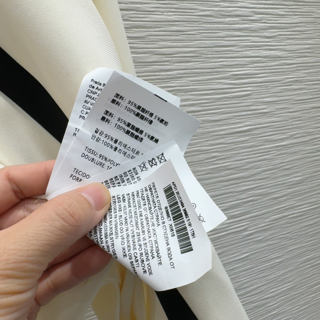 Prada 2025FW French Jacket, Classic Fitted Waist Design, Elegant Short Style 8 cmp i1757908196204 2169 0 5