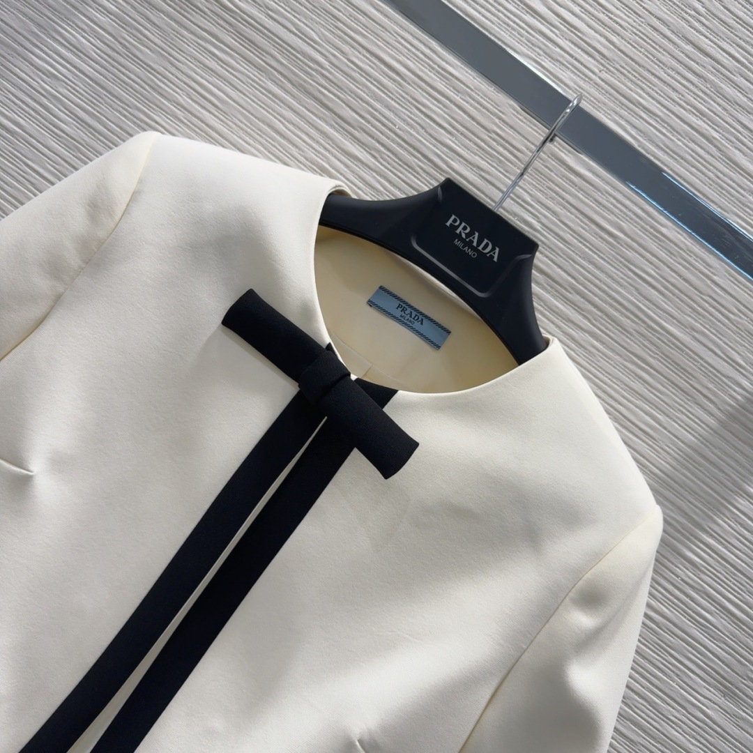 Prada 2025FW French Jacket, Classic Fitted Waist Design, Elegant Short Style 3 cmp i1757908197038 2952 0 1