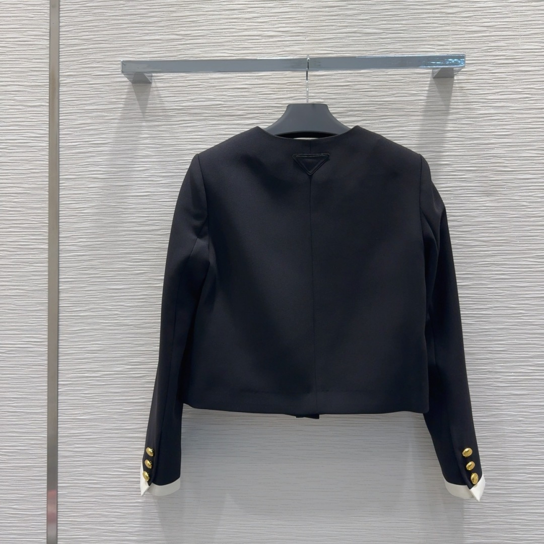 🛍️ Prad* 👑2025FW新款法式外套 经典收腰造型 一眼就爱上了，版型设计能很好的修饰颈部线条，