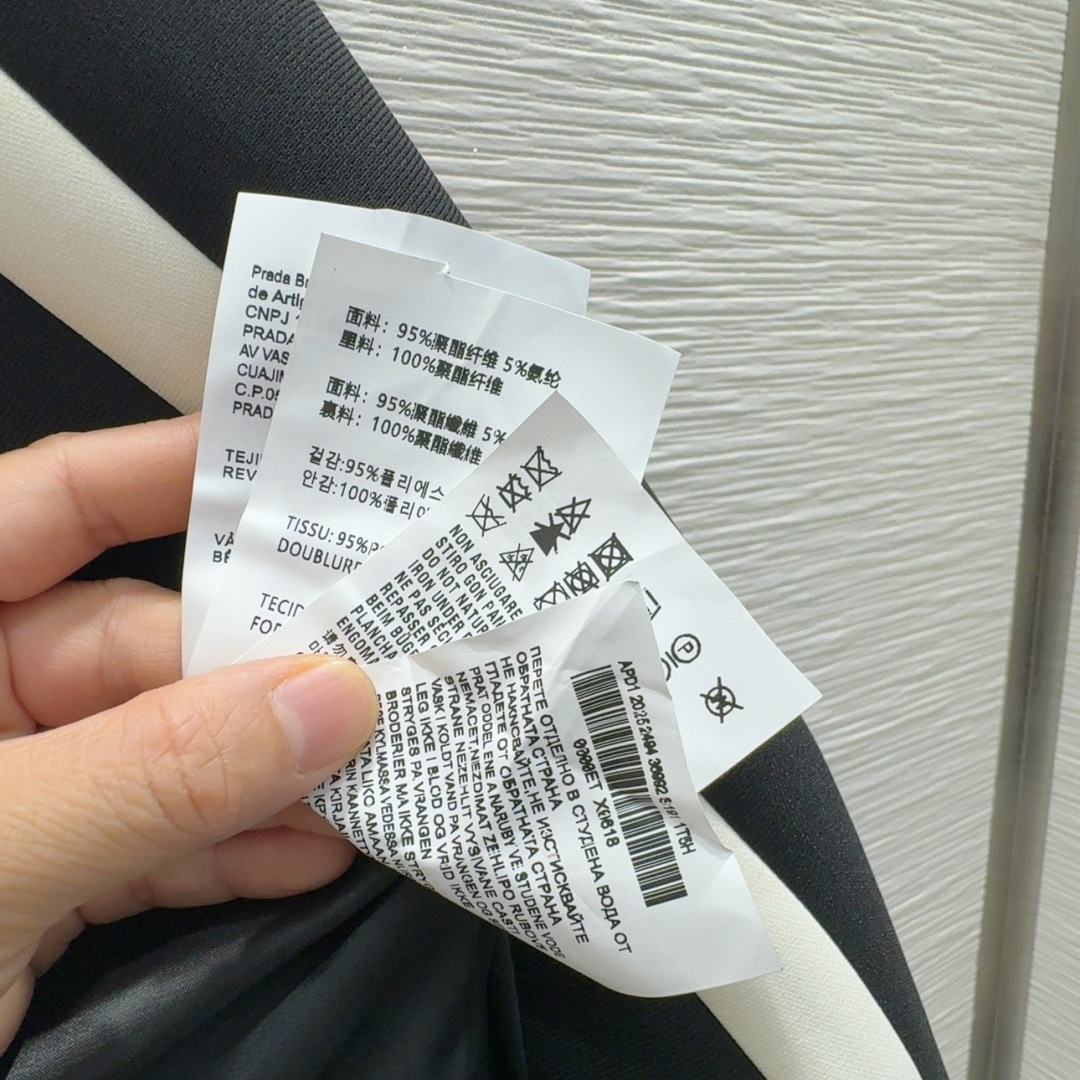 🛍️ Prad* 👑2025FW新款法式外套 经典收腰造型 一眼就爱上了，版型设计能很好的修饰颈部线条，