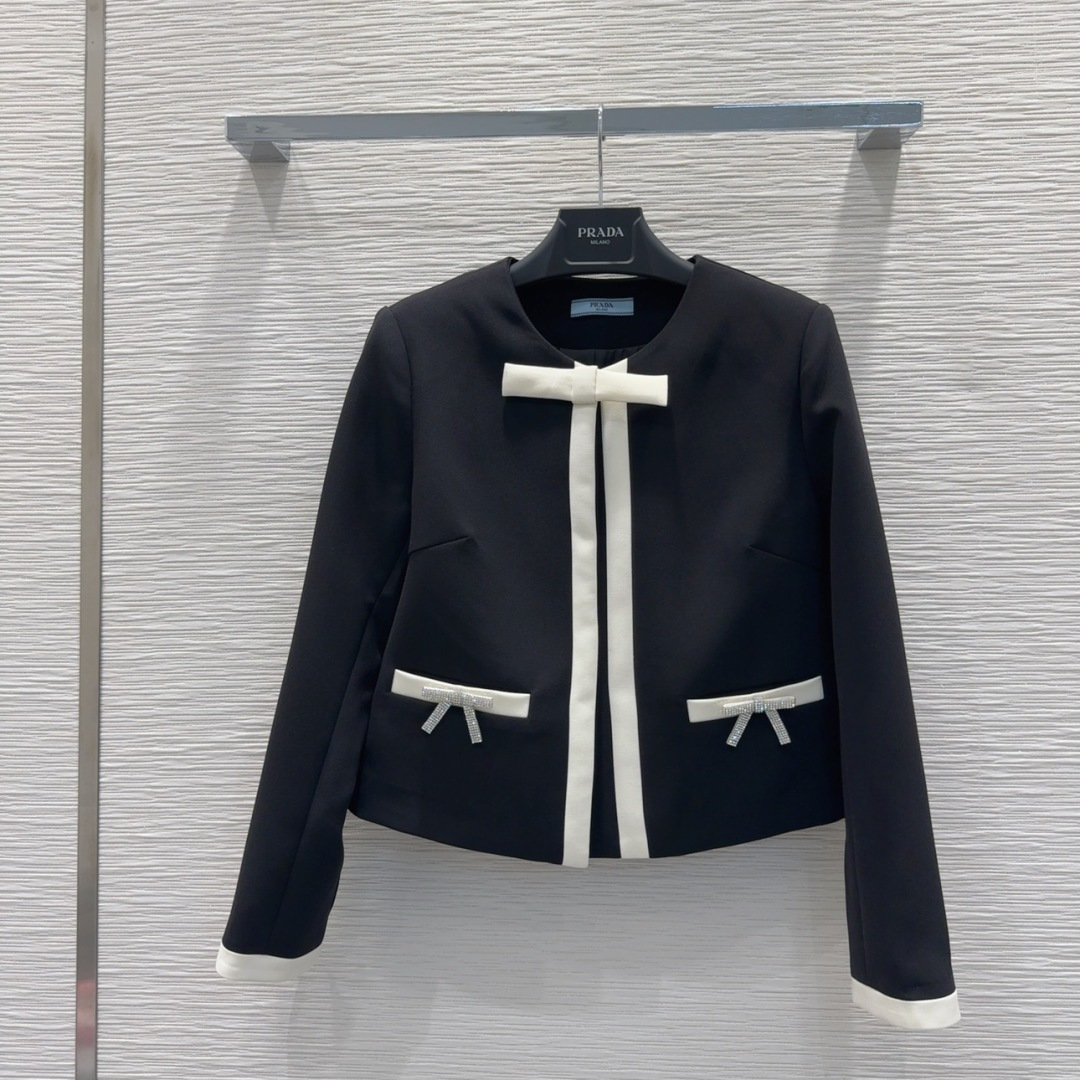 🛍️ Prad* 👑2025FW新款法式外套 经典收腰造型 一眼就爱上了，版型设计能很好的修饰颈部线条，