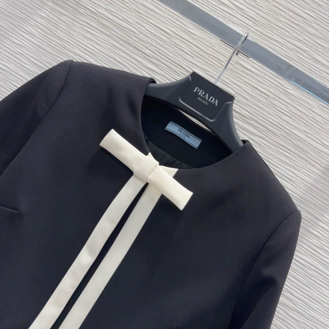 🛍️ Prad* 👑2025FW新款法式外套 经典收腰造型 一眼就爱上了，版型设计能很好的修饰颈部线条，
