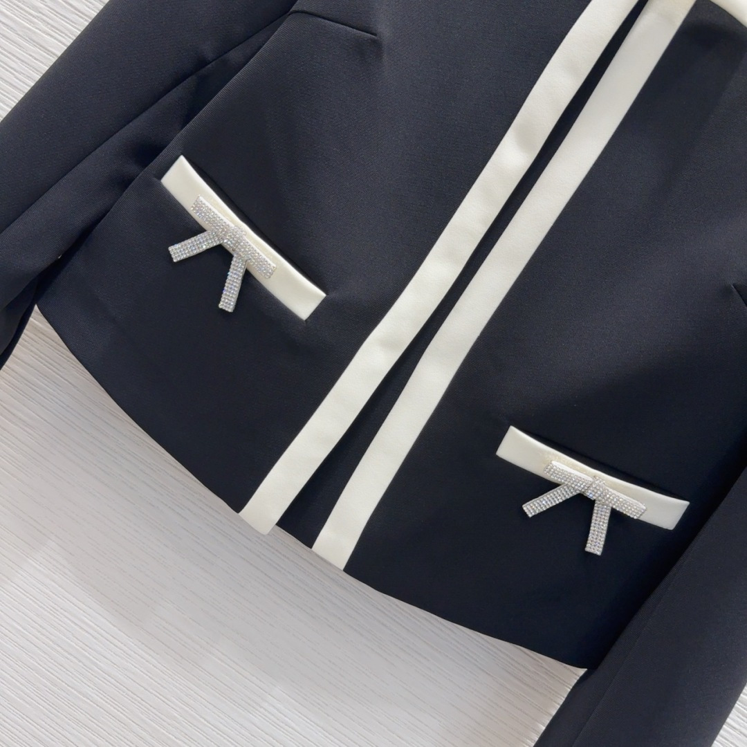 🛍️ Prad* 👑2025FW新款法式外套 经典收腰造型 一眼就爱上了，版型设计能很好的修饰颈部线条，