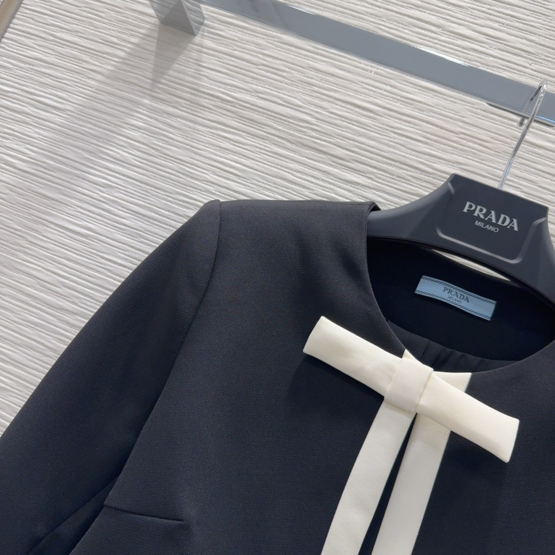 🛍️ Prad* 👑2025FW新款法式外套 经典收腰造型 一眼就爱上了，版型设计能很好的修饰颈部线条，