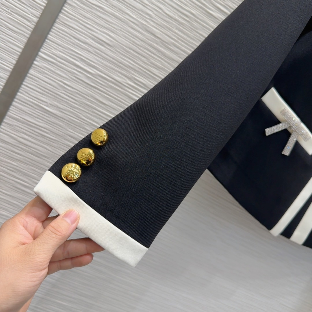 🛍️ Prad* 👑2025FW新款法式外套 经典收腰造型 一眼就爱上了，版型设计能很好的修饰颈部线条，