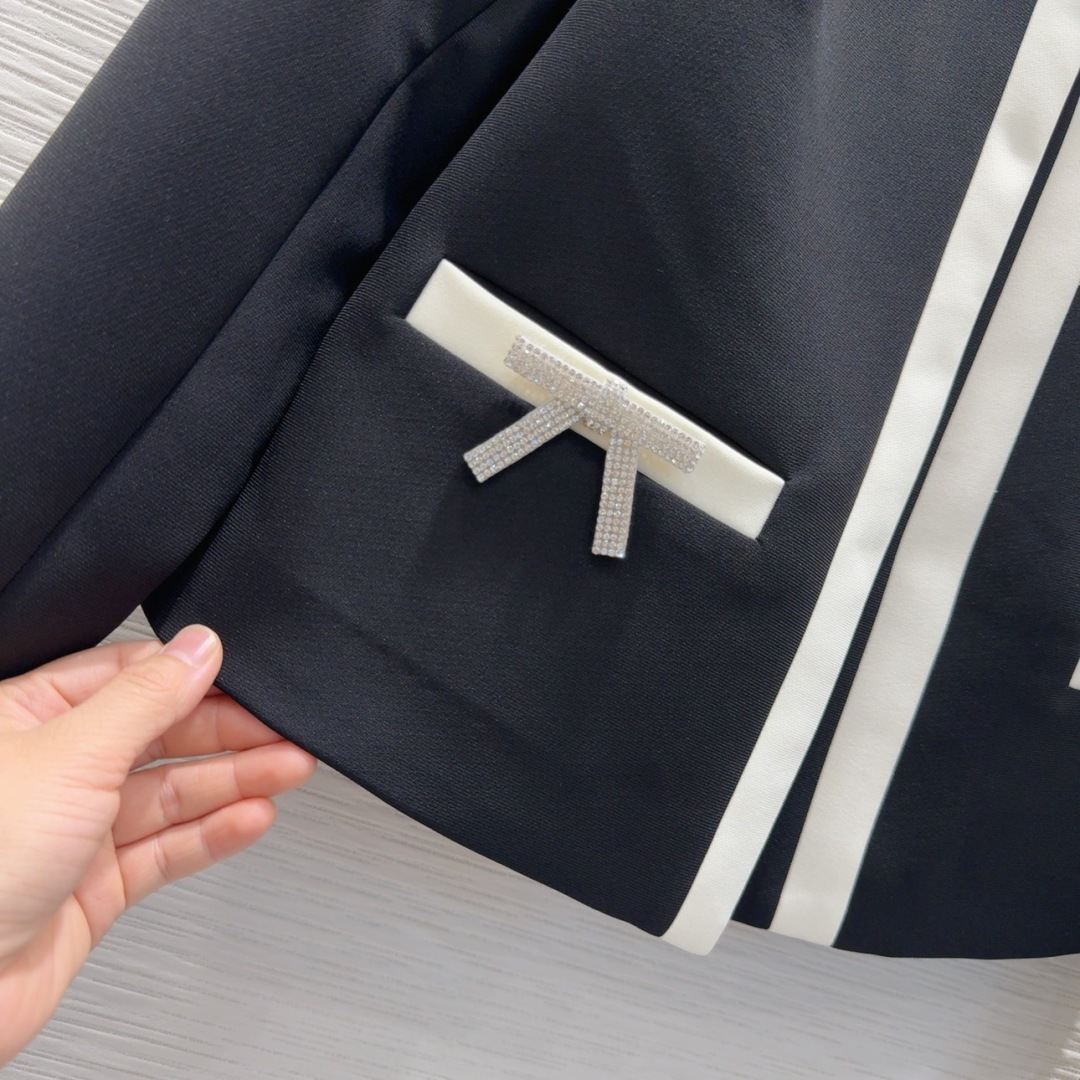 🛍️ Prad* 👑2025FW新款法式外套 经典收腰造型 一眼就爱上了，版型设计能很好的修饰颈部线条，