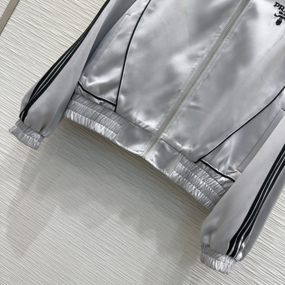 🛍️Prad*👑2025FW新款夹克外套，立领拉链设计，胸前字母刺绣彰品 品牌格调，袖子2侧织带装饰，袖