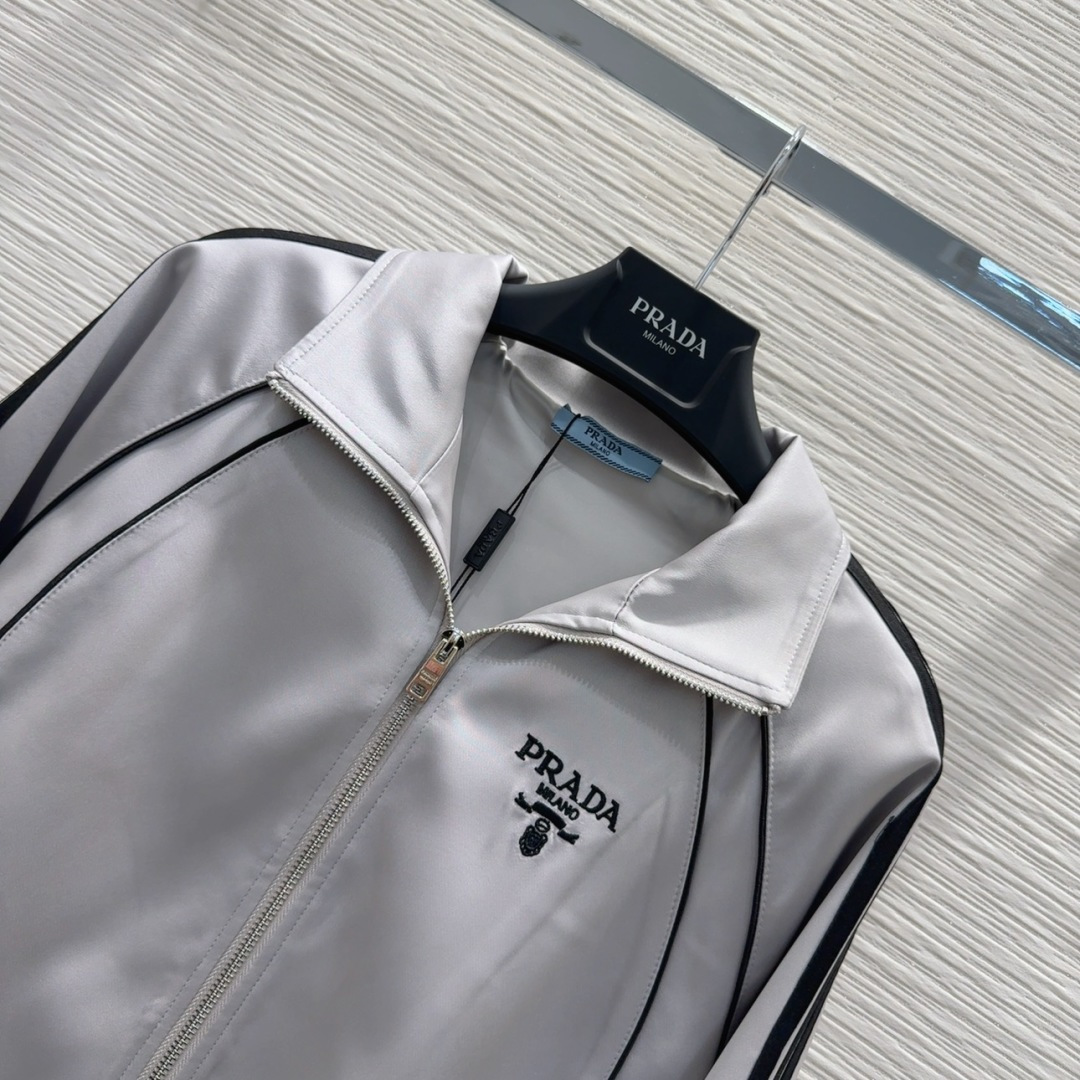 🛍️Prad*👑2025FW新款夹克外套，立领拉链设计，胸前字母刺绣彰品 品牌格调，袖子2侧织带装饰，袖