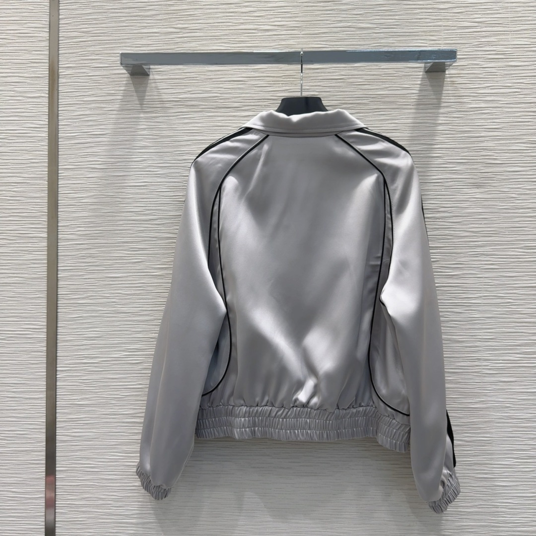 🛍️Prad*👑2025FW新款夹克外套，立领拉链设计，胸前字母刺绣彰品 品牌格调，袖子2侧织带装饰，袖