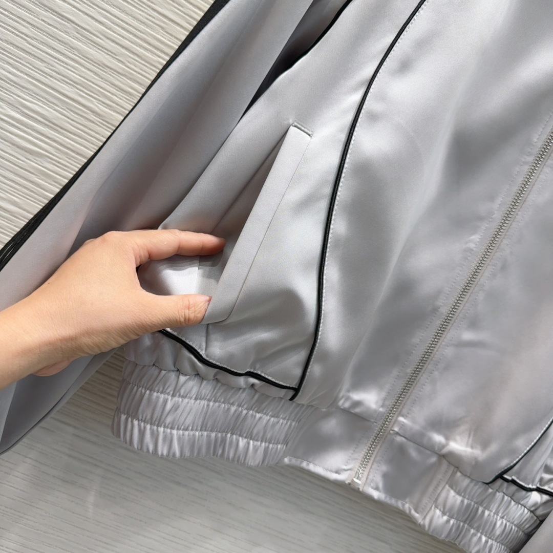 🛍️Prad*👑2025FW新款夹克外套，立领拉链设计，胸前字母刺绣彰品 品牌格调，袖子2侧织带装饰，袖