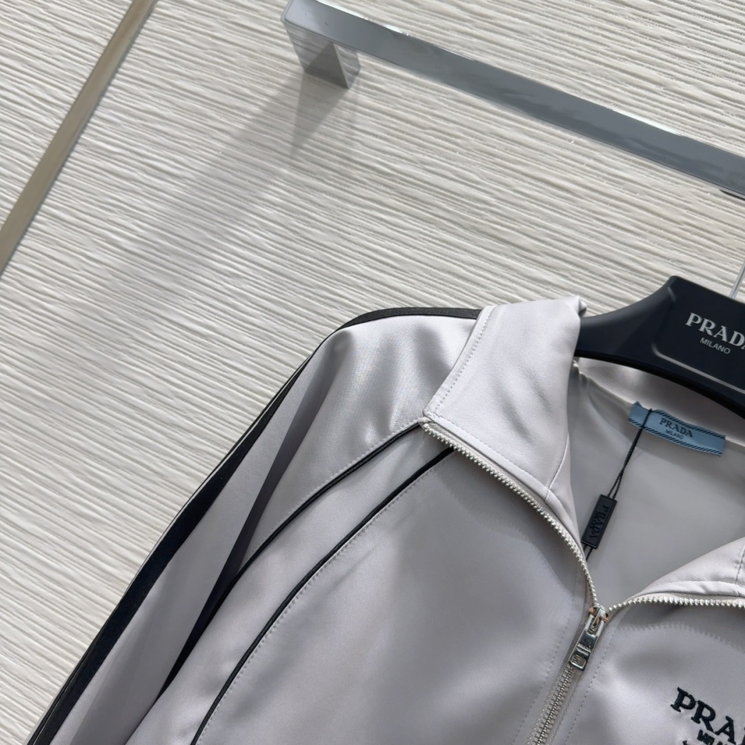 🛍️Prad*👑2025FW新款夹克外套，立领拉链设计，胸前字母刺绣彰品 品牌格调，袖子2侧织带装饰，袖