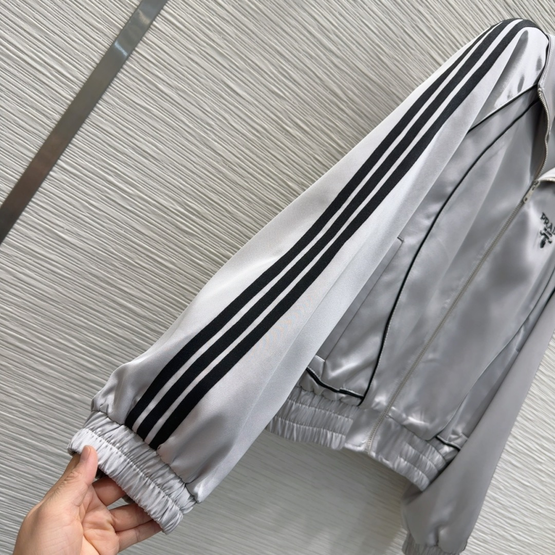 🛍️Prad*👑2025FW新款夹克外套，立领拉链设计，胸前字母刺绣彰品 品牌格调，袖子2侧织带装饰，袖