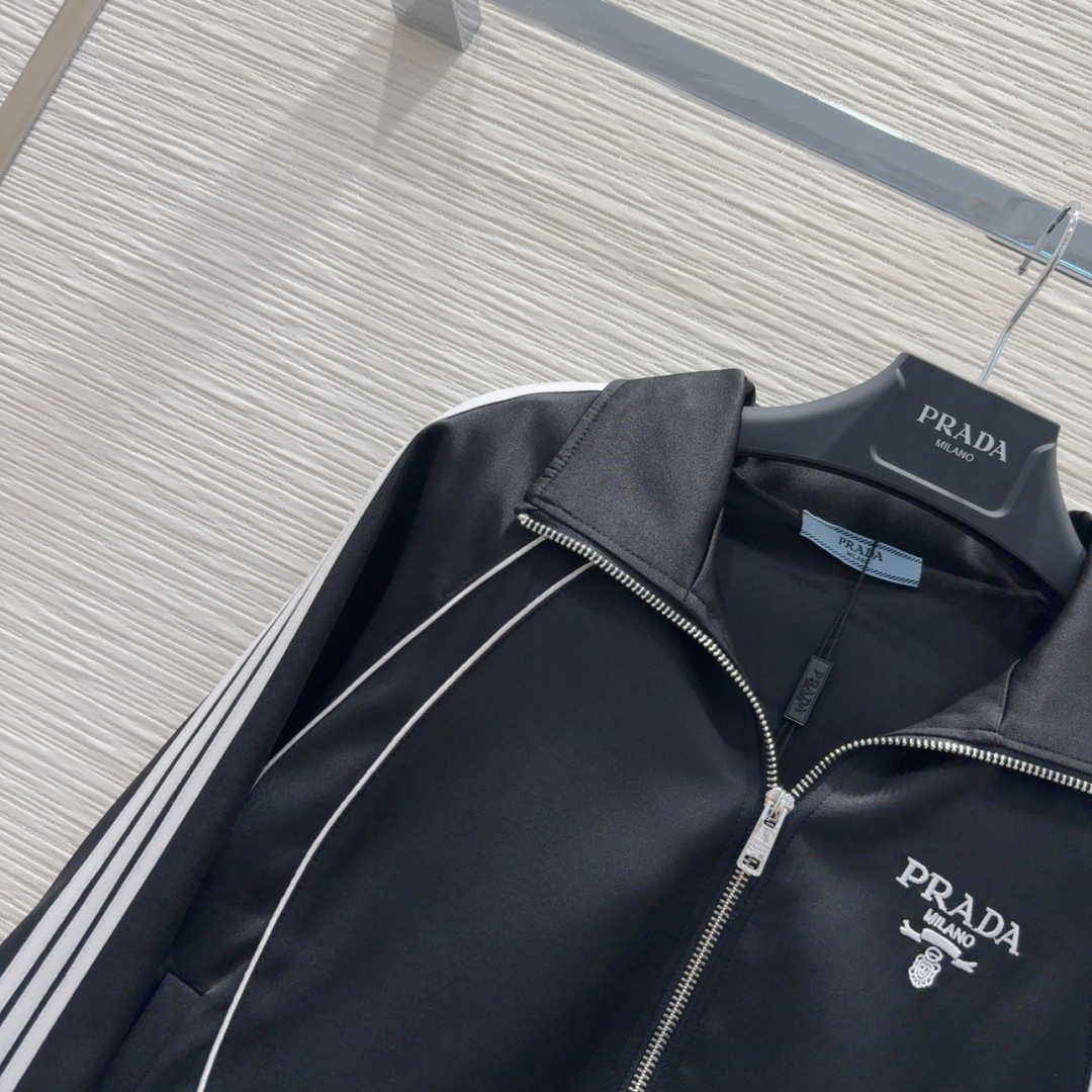 🛍️Prad*👑2025FW新款夹克外套，立领拉链设计，胸前字母刺绣彰品 品牌格调，袖子2侧织带装饰，袖
