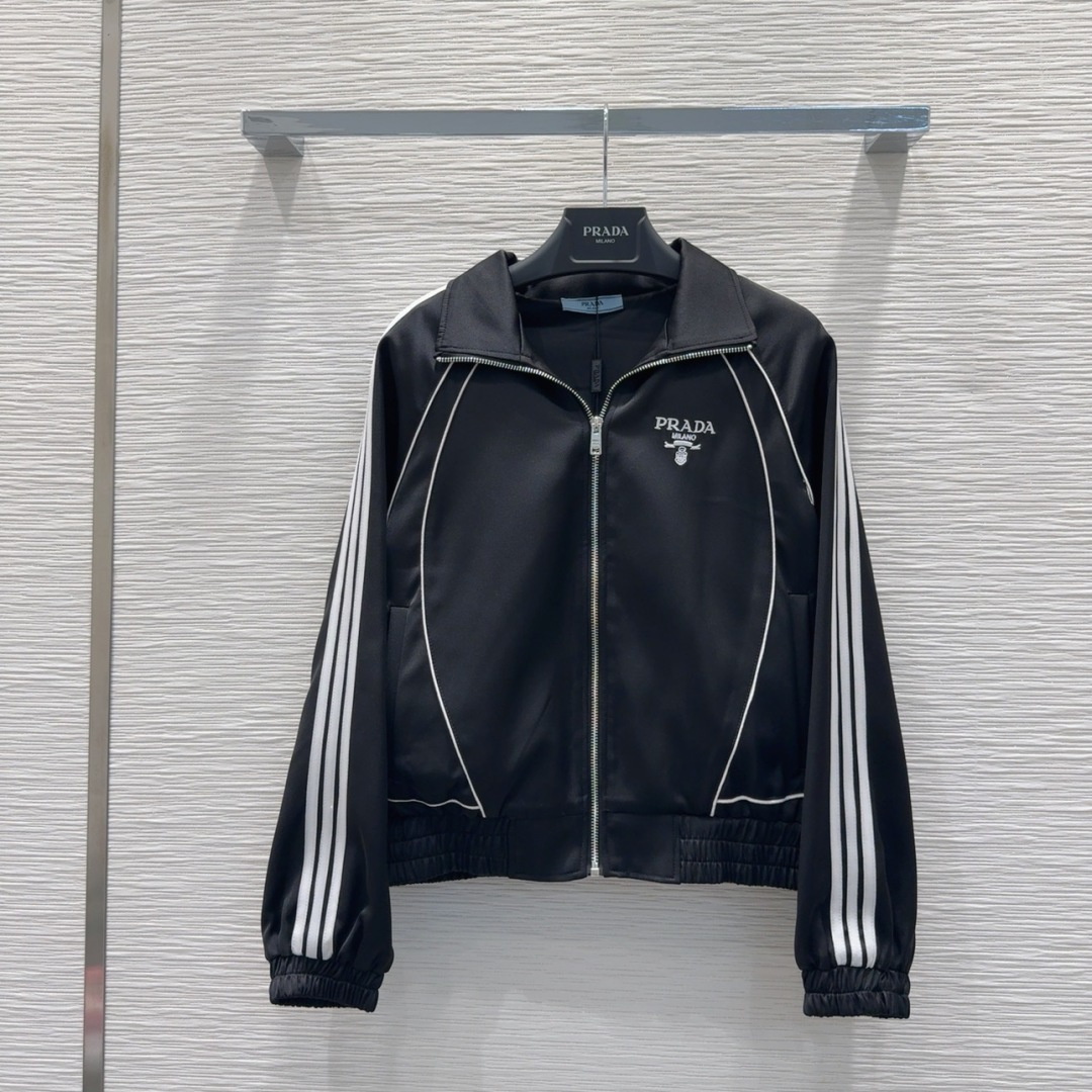 🛍️Prad*👑2025FW新款夹克外套，立领拉链设计，胸前字母刺绣彰品 品牌格调，袖子2侧织带装饰，袖