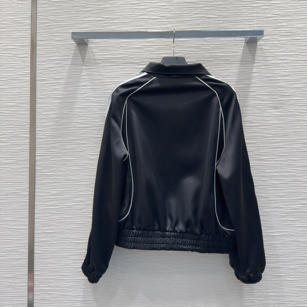 🛍️Prad*👑2025FW新款夹克外套，立领拉链设计，胸前字母刺绣彰品 品牌格调，袖子2侧织带装饰，袖