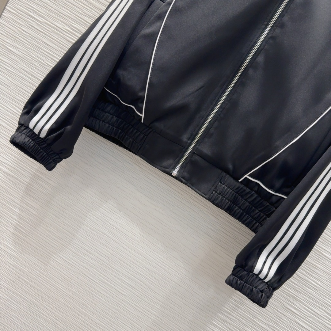 🛍️Prad*👑2025FW新款夹克外套，立领拉链设计，胸前字母刺绣彰品 品牌格调，袖子2侧织带装饰，袖