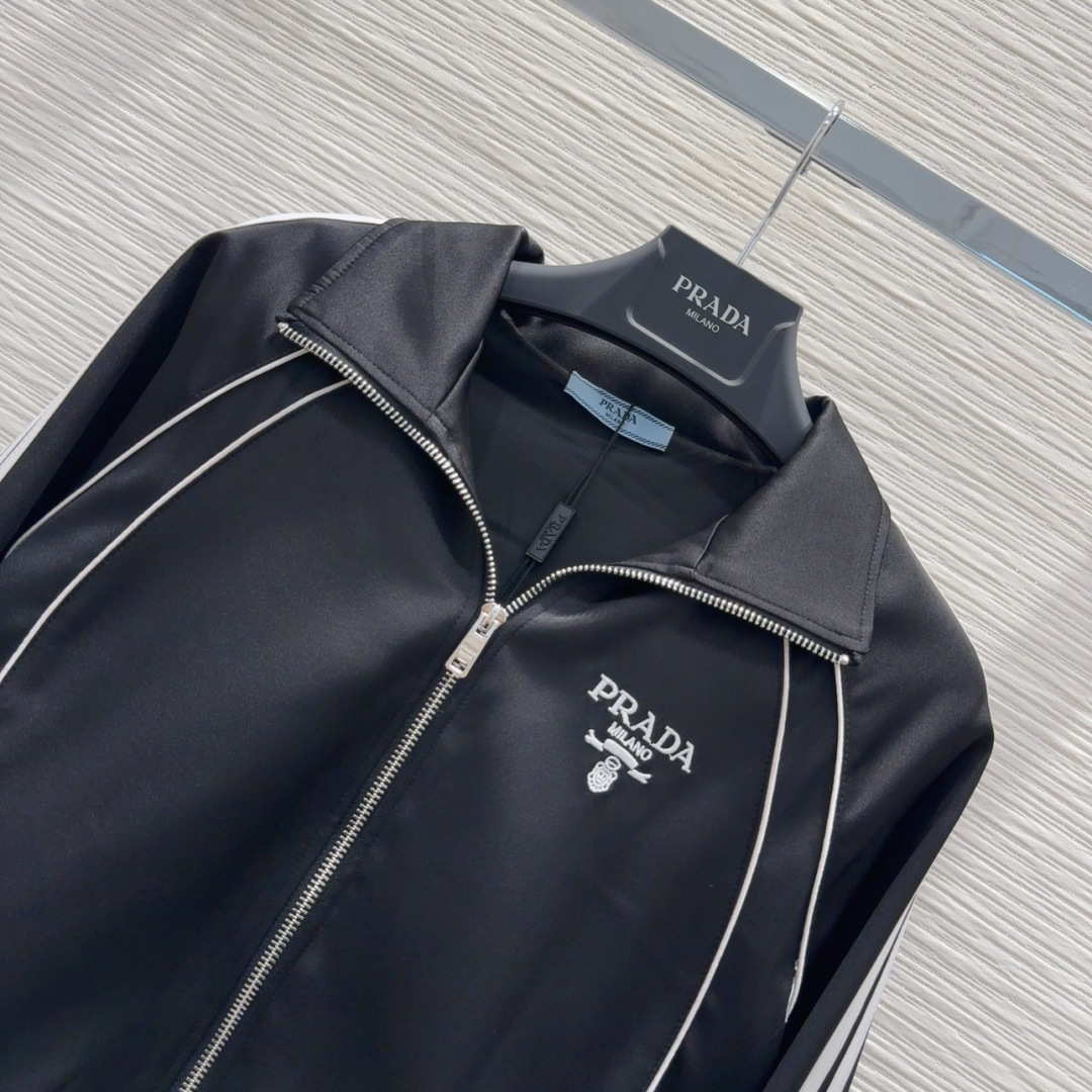 🛍️Prad*👑2025FW新款夹克外套，立领拉链设计，胸前字母刺绣彰品 品牌格调，袖子2侧织带装饰，袖