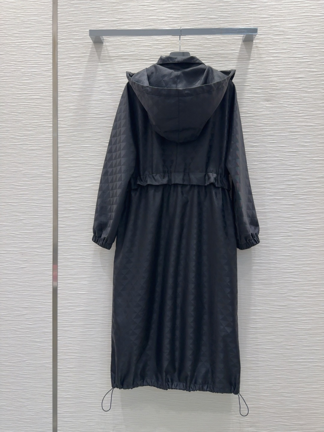 🛍️Prad*👑新款风帽外套，这款立领衣服采用融合极简主义与运动风的精致设计，腰部可调节收腰，饰有标志性