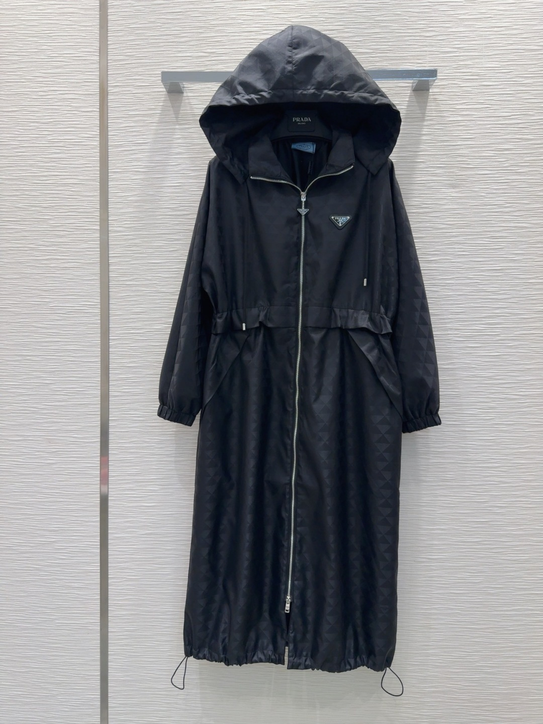 🛍️Prad*👑新款风帽外套，这款立领衣服采用融合极简主义与运动风的精致设计，腰部可调节收腰，饰有标志性