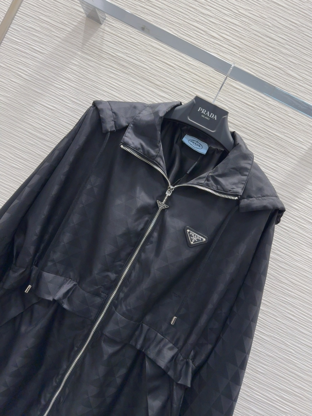 🛍️Prad*👑新款风帽外套，这款立领衣服采用融合极简主义与运动风的精致设计，腰部可调节收腰，饰有标志性