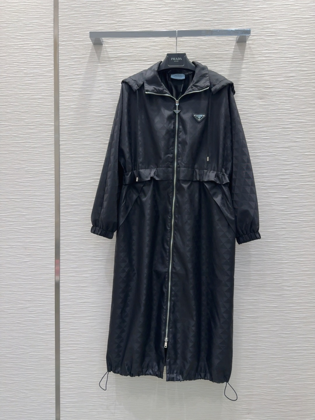 🛍️Prad*👑新款风帽外套，这款立领衣服采用融合极简主义与运动风的精致设计，腰部可调节收腰，饰有标志性