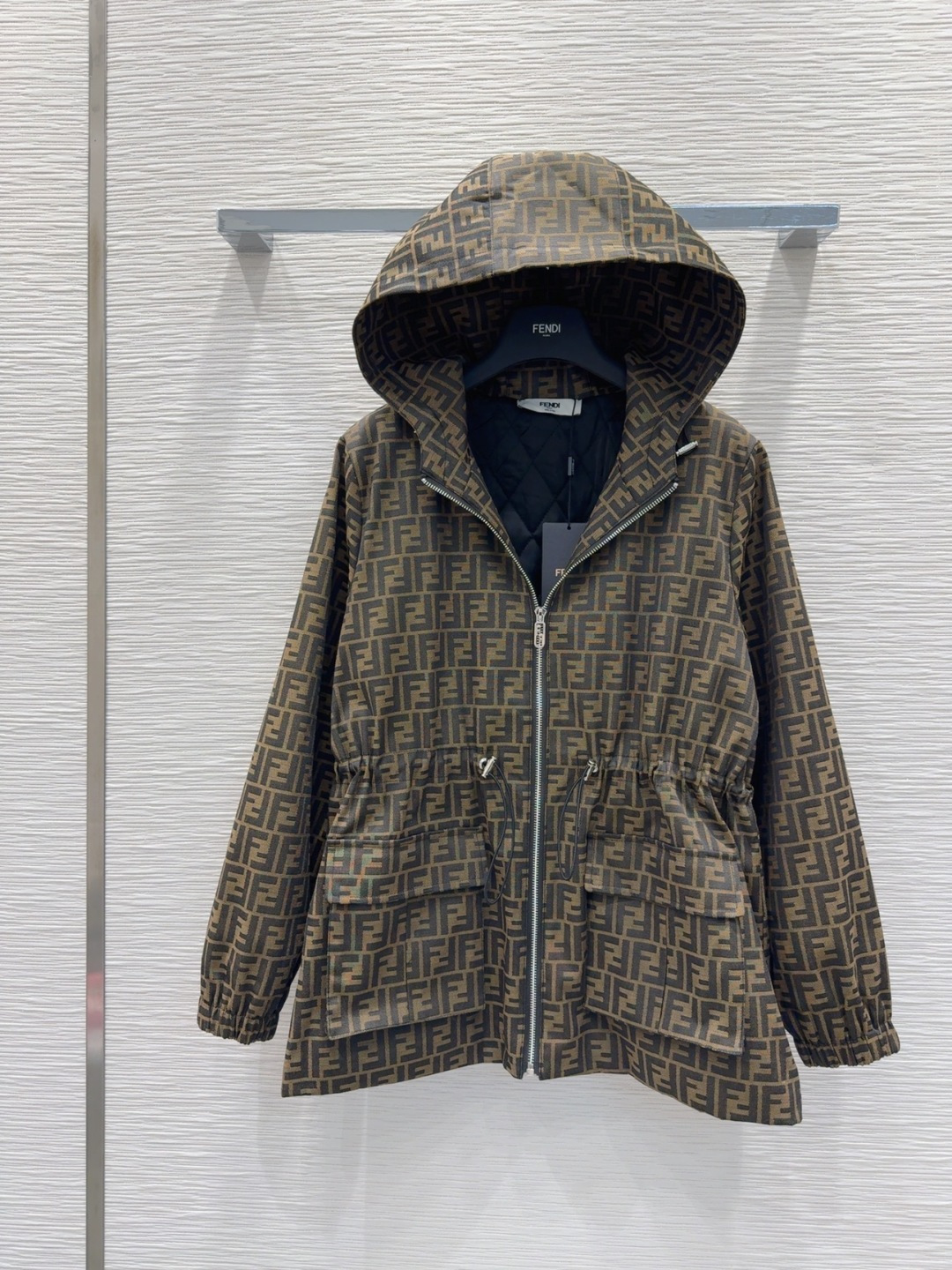 🛍️Fend*👑2025FW新款连帽夹克外套，提花面料高端大气 ，束腰抽绳设计可调节收腰，松紧袖口，里布