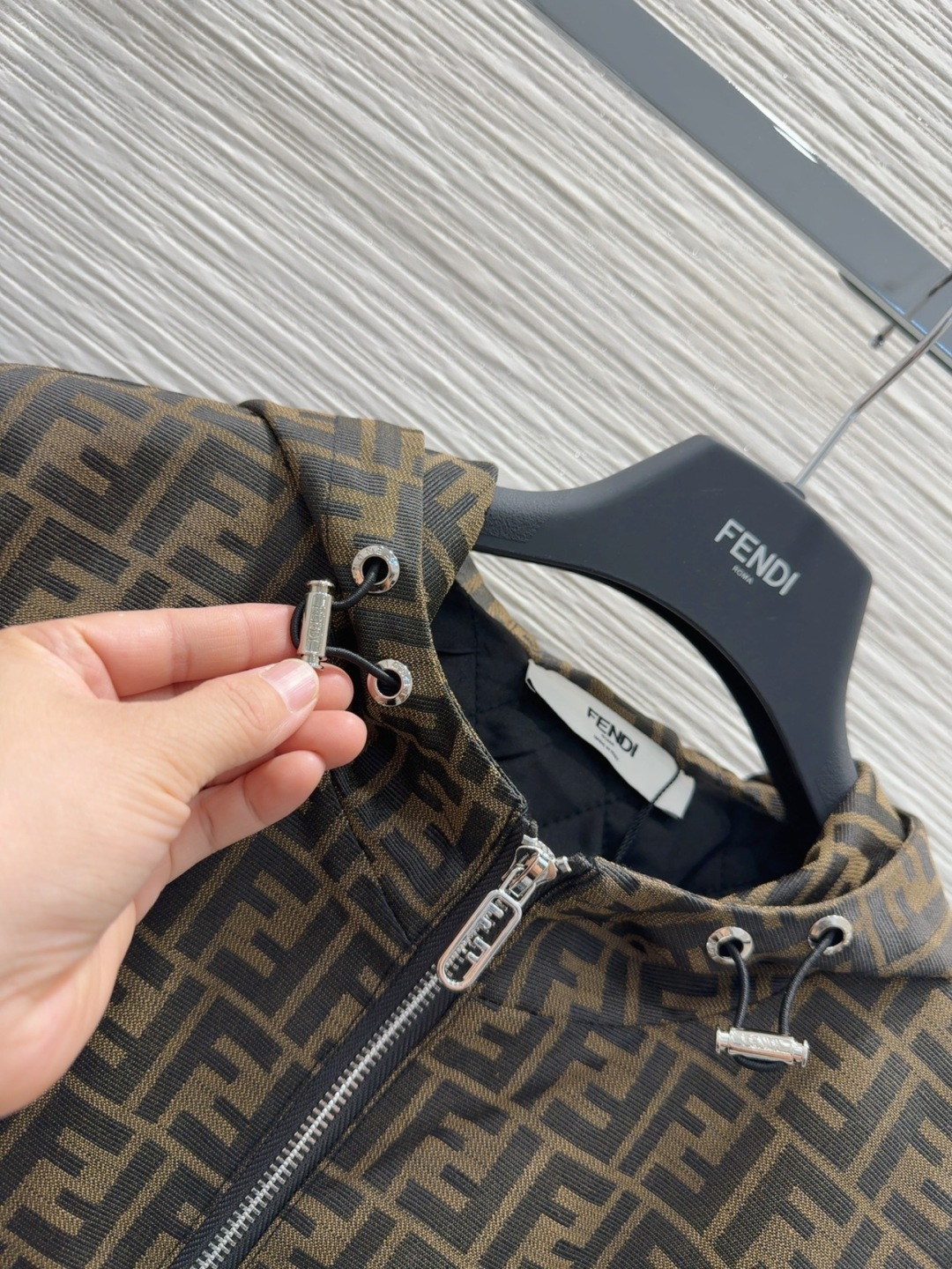 🛍️Fend*👑2025FW新款连帽夹克外套，提花面料高端大气 ，束腰抽绳设计可调节收腰，松紧袖口，里布