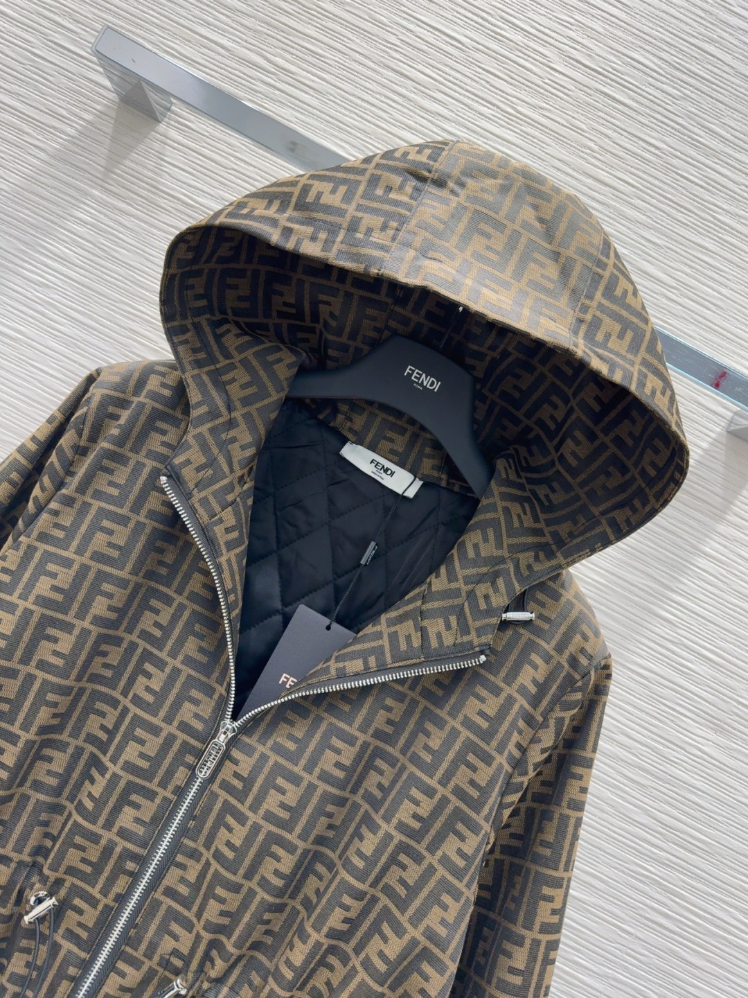 🛍️Fend*👑2025FW新款连帽夹克外套，提花面料高端大气 ，束腰抽绳设计可调节收腰，松紧袖口，里布