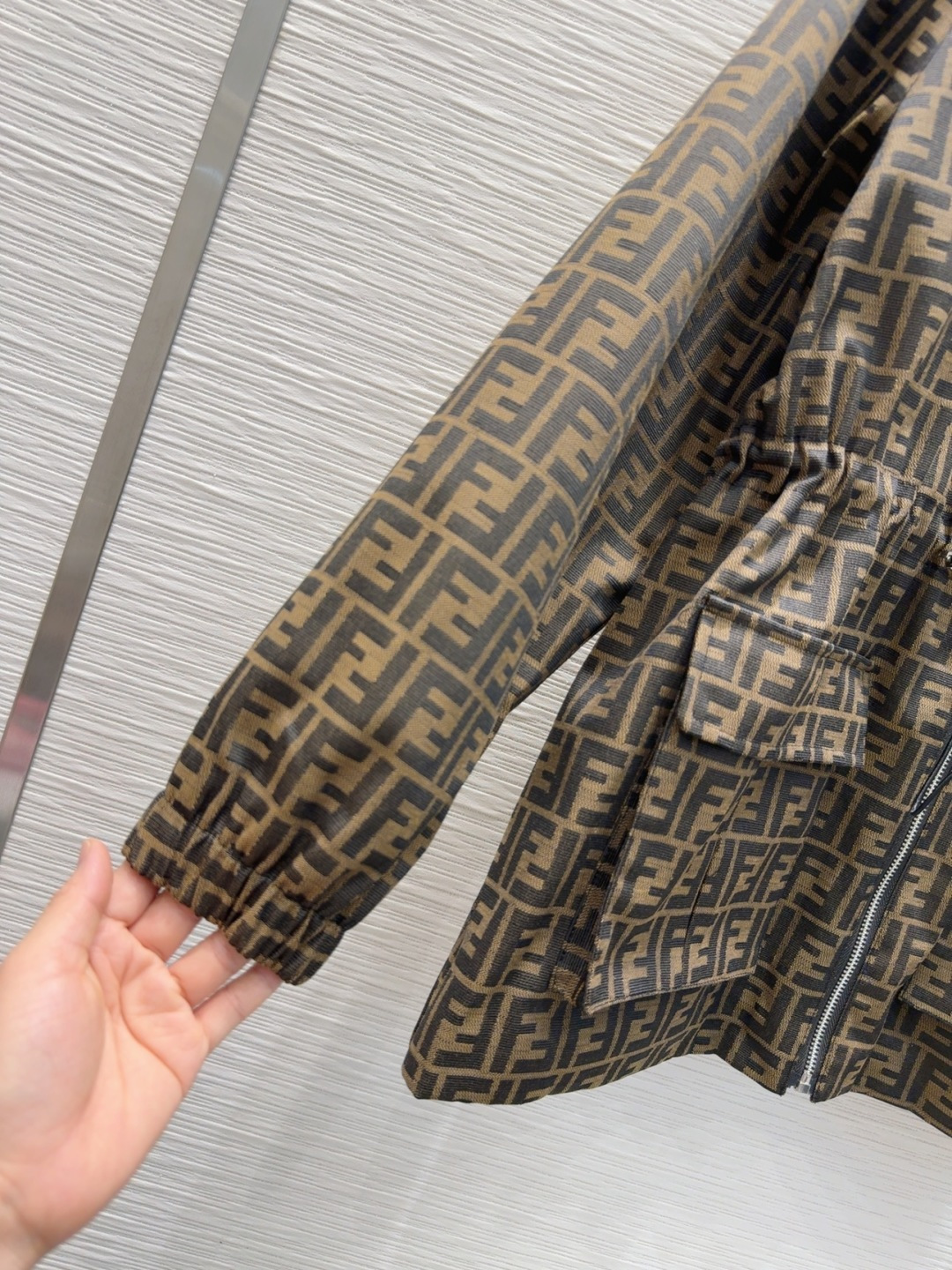 🛍️Fend*👑2025FW新款连帽夹克外套，提花面料高端大气 ，束腰抽绳设计可调节收腰，松紧袖口，里布