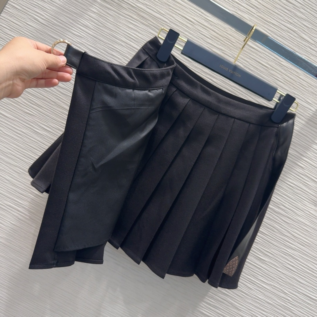 Louis Vuitton 2025FW Pleated Mini Skirt - Elegant & Chic 6 cmp i1757935924899 1110 0 4