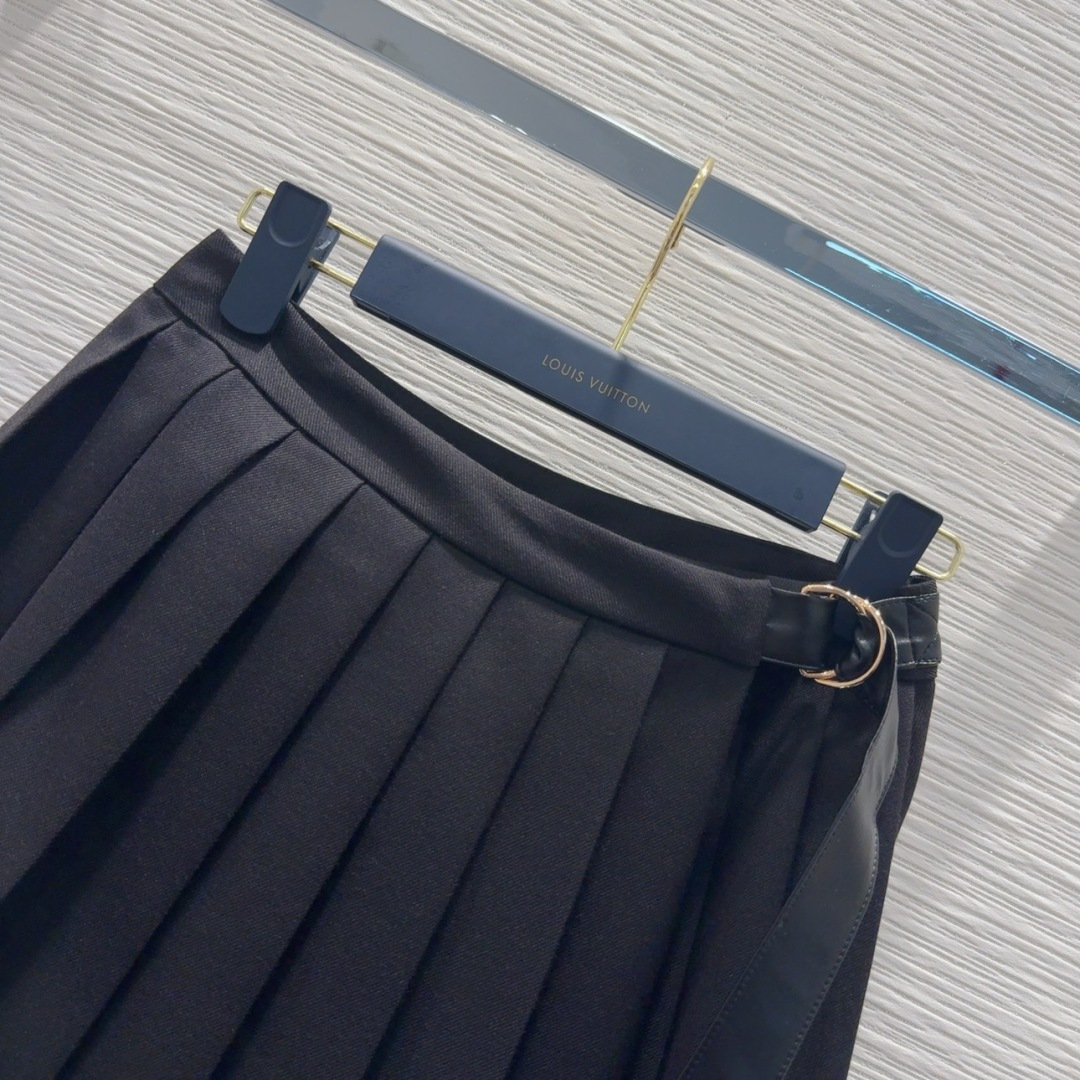 Louis Vuitton 2025FW Pleated Mini Skirt - Elegant & Chic 3 cmp i1757935924899 1620 0 1