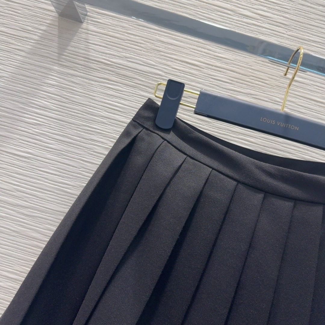 Louis Vuitton 2025FW Pleated Mini Skirt - Elegant & Chic 4 cmp i1757935924899 5940 0 2
