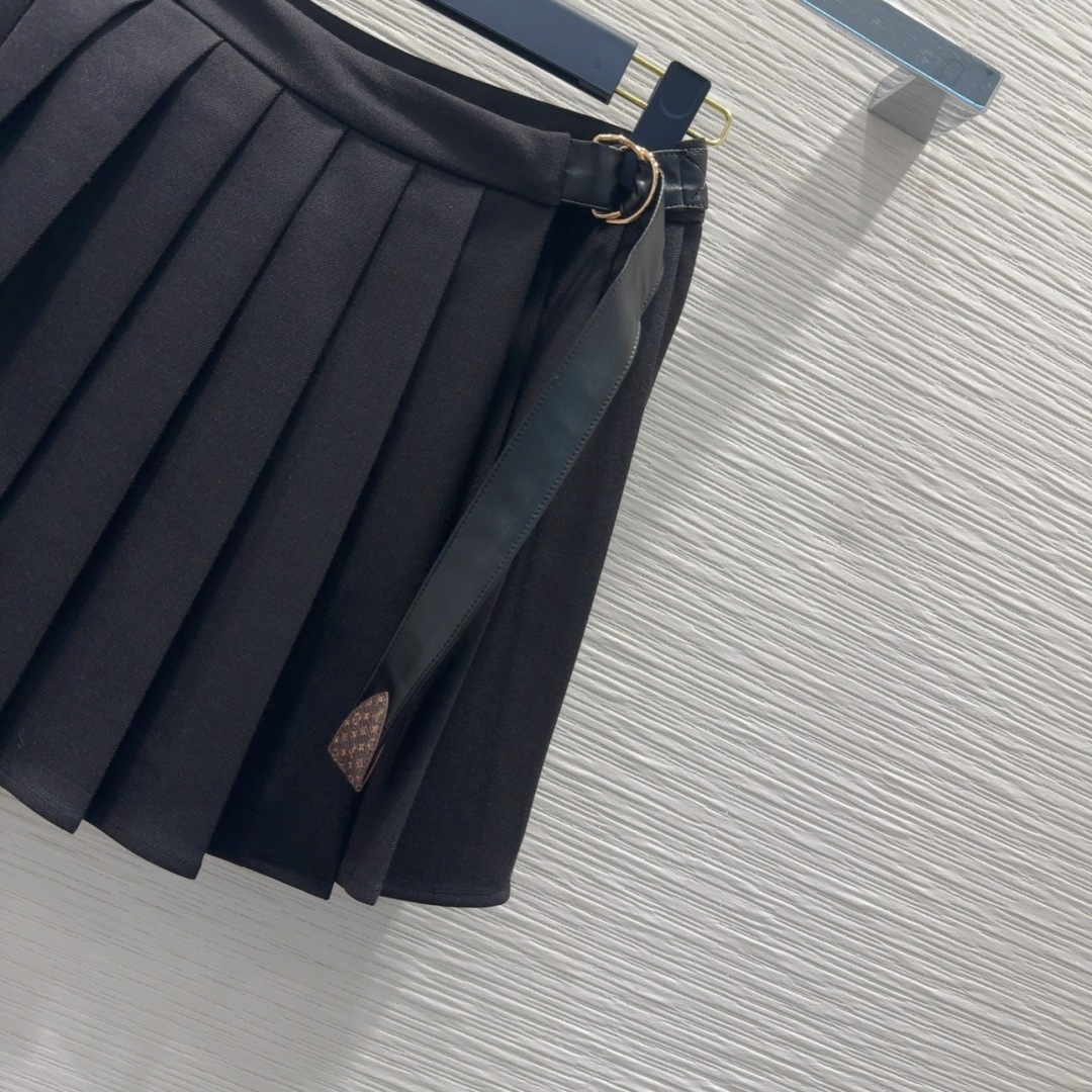 Louis Vuitton 2025FW Pleated Mini Skirt - Elegant & Chic 5 cmp i1757935926004 4744 0 3