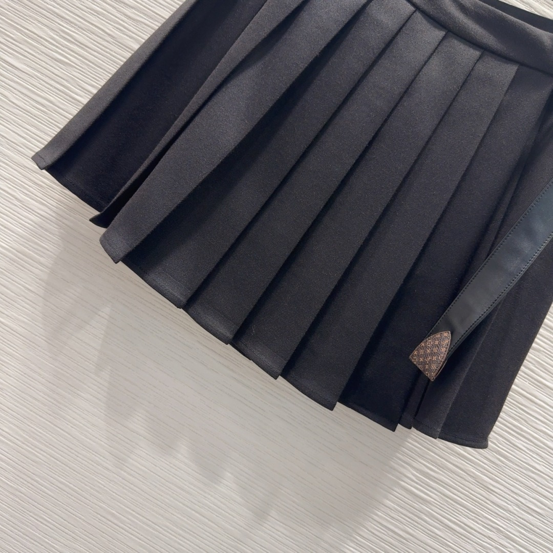 Louis Vuitton 2025FW Pleated Mini Skirt - Elegant & Chic 7 cmp i1757935926004 5805 0 5