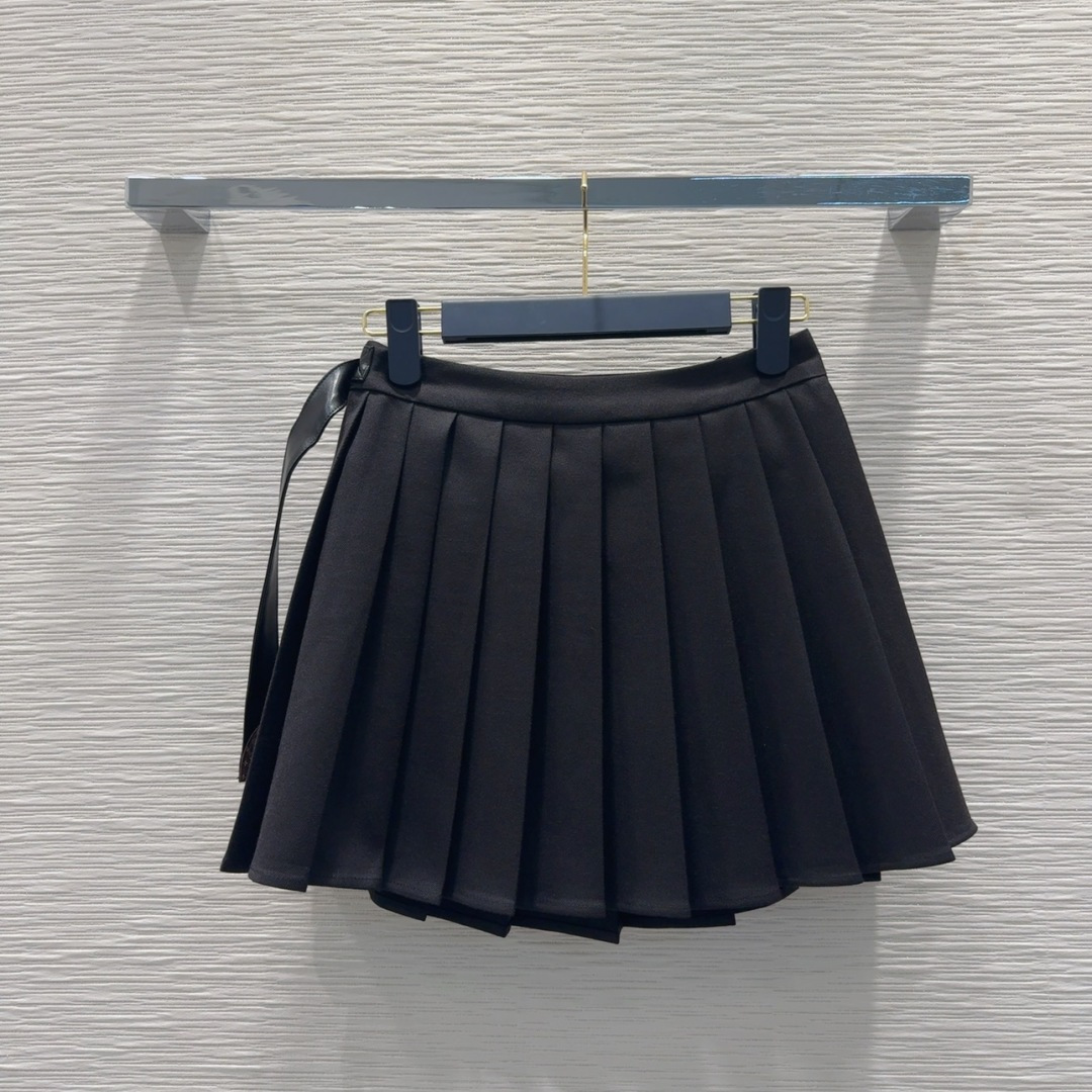 Louis Vuitton 2025FW Pleated Mini Skirt - Elegant & Chic 10 cmp i1757935926004 8211 0 8