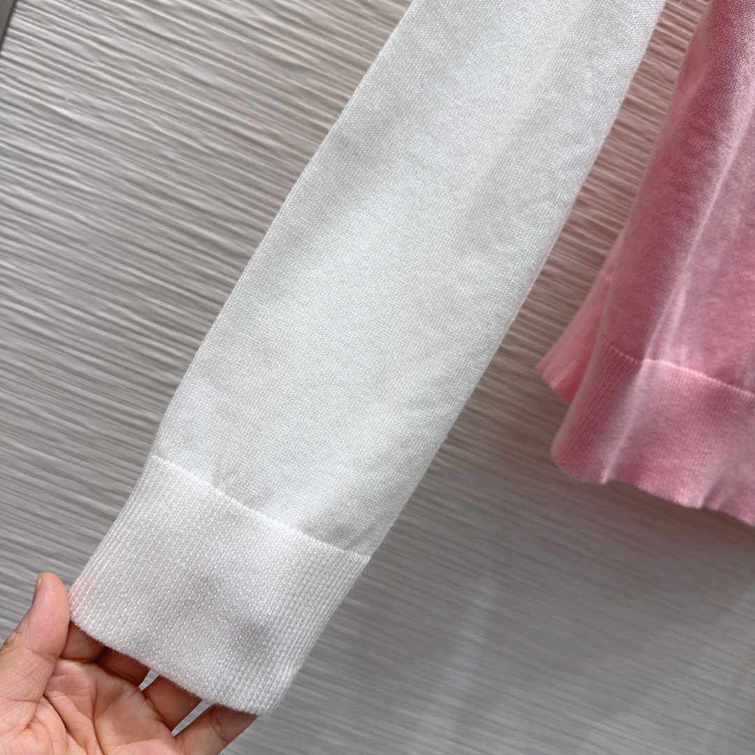 🛍️ Miu Mi* 👑2025FW新品 经典毛衣 100%初剪羊毛 质感细腻软糯。经典减龄单品！版型不